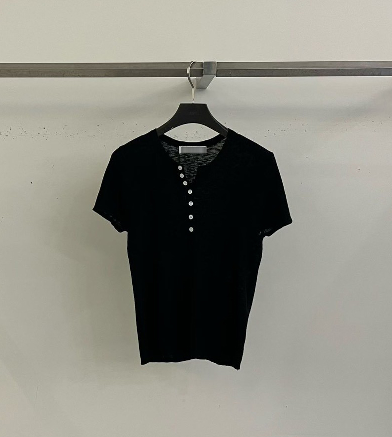 B78.QQ歐膩好身材小排釦TEE