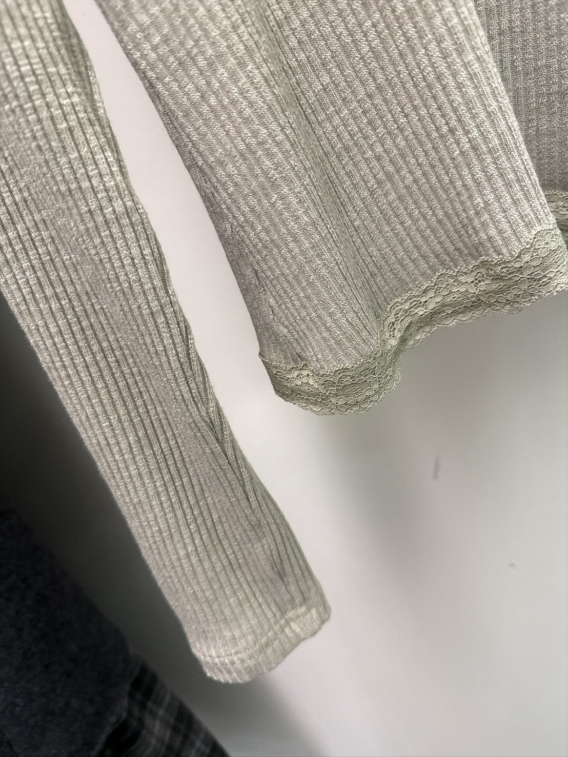 莫代爾V領蕾絲上衣(附領巾)