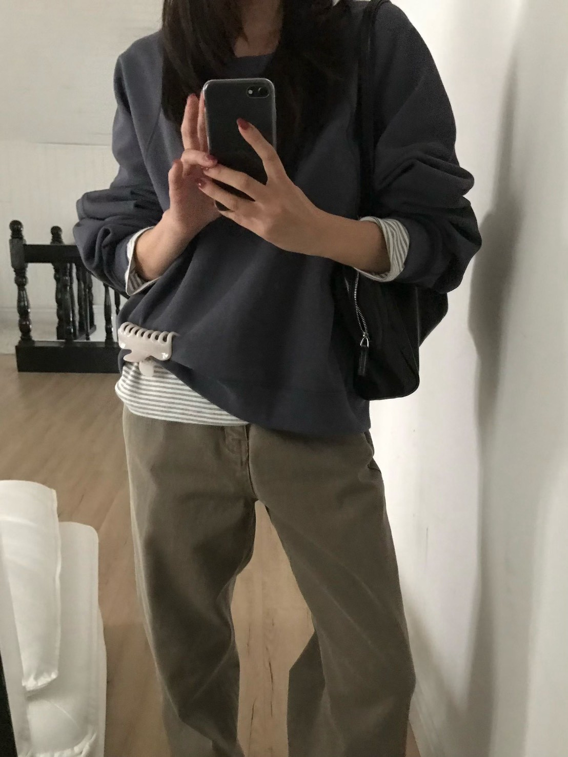 A02.小V家灰階女孩大學TEE