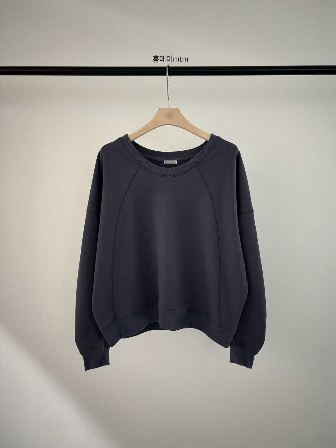 A02.小V家灰階女孩大學TEE