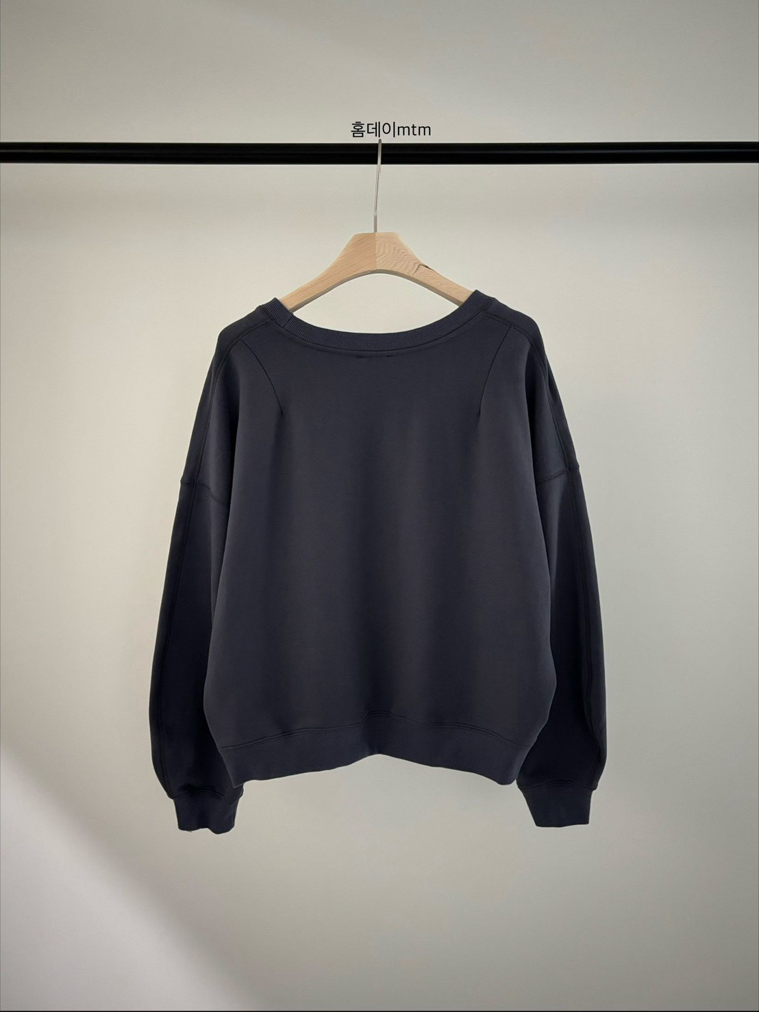 A02.小V家灰階女孩大學TEE