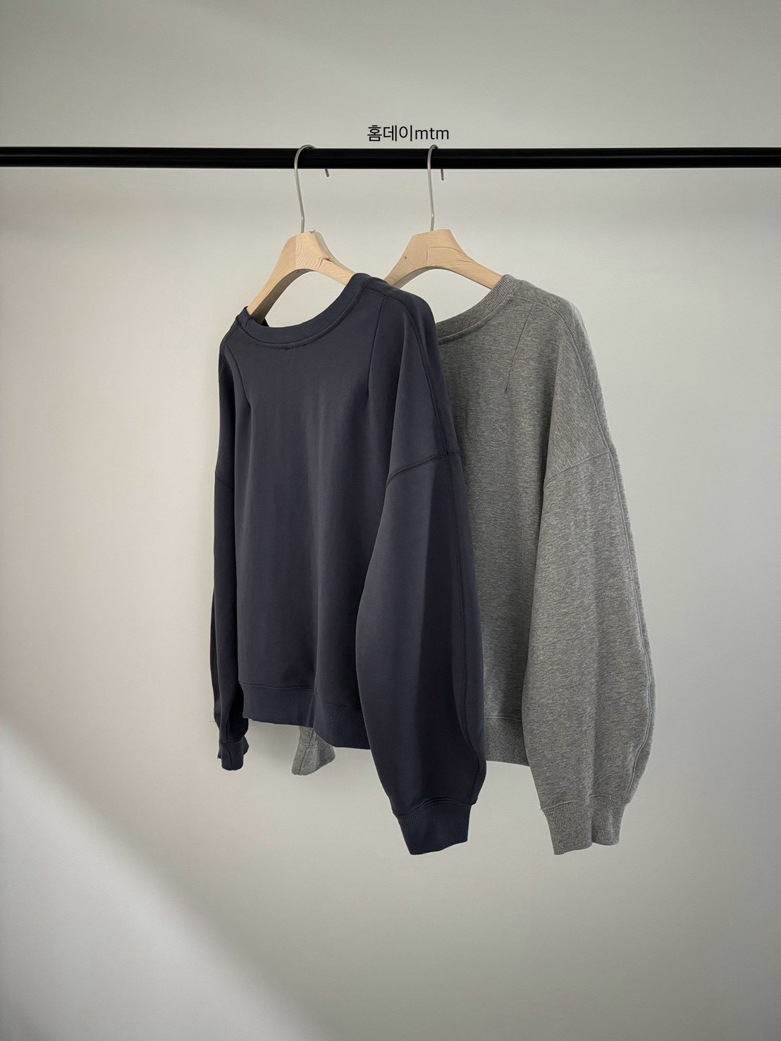 A02.小V家灰階女孩大學TEE