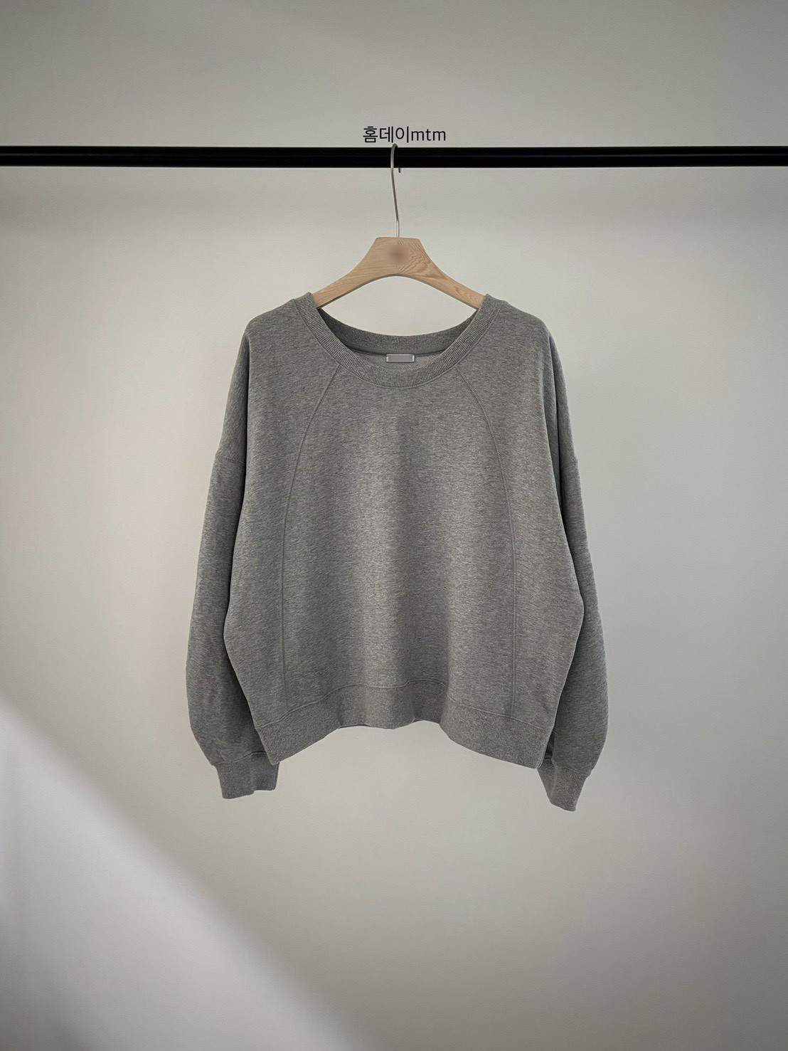 A02.小V家灰階女孩大學TEE