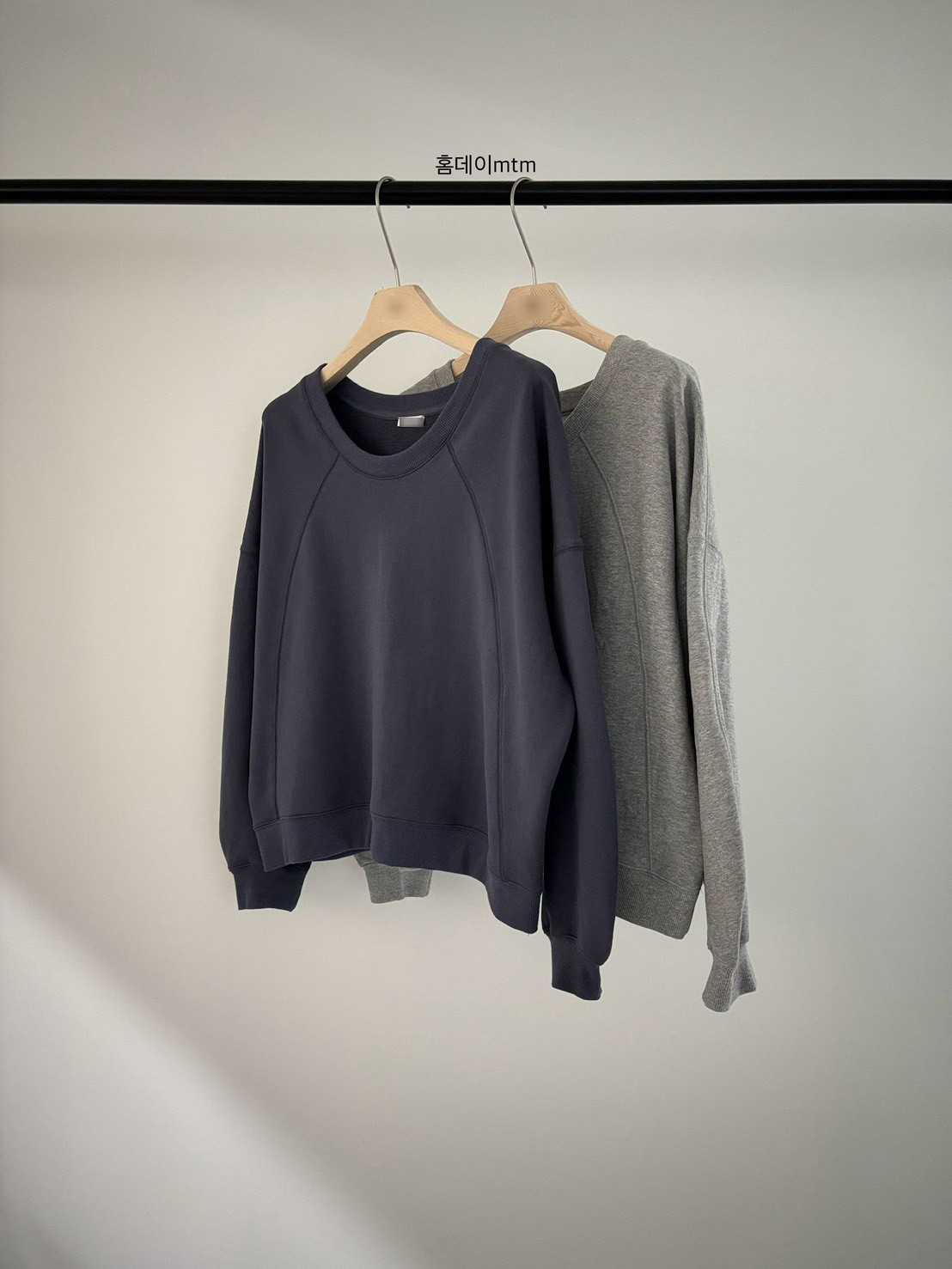 A02.小V家灰階女孩大學TEE