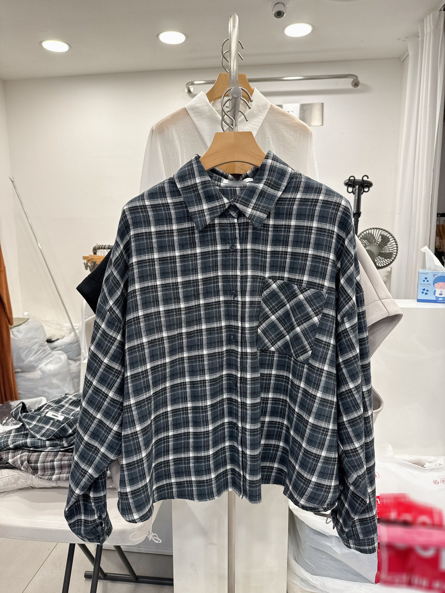 好感女孩單口袋格紋襯衫
