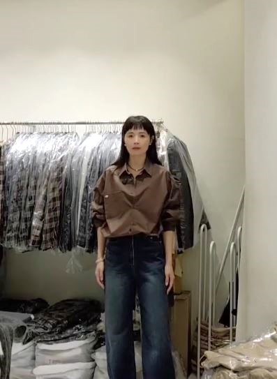 小臉歐膩袖打褶單口袋襯衫