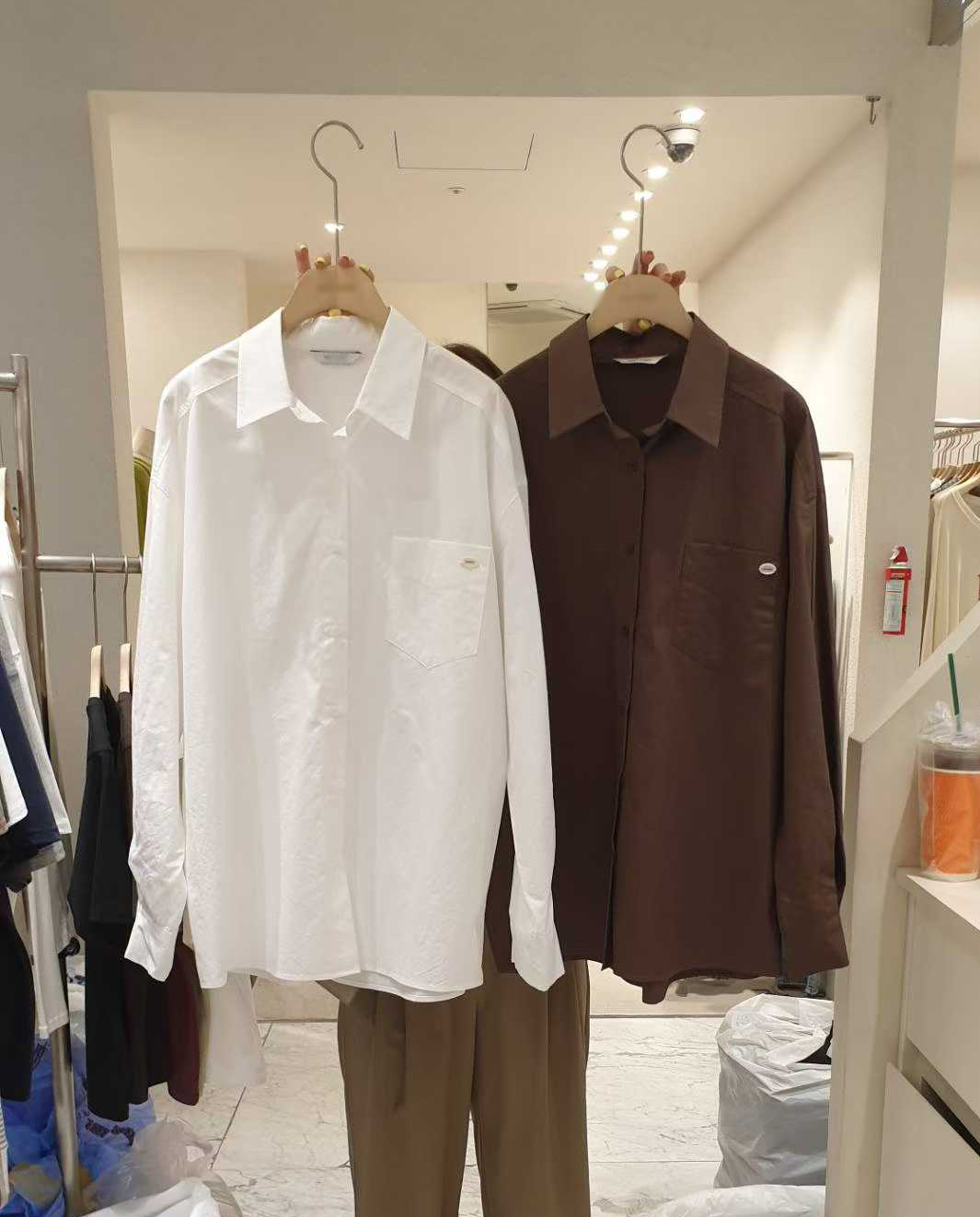 小臉歐膩袖打褶單口袋襯衫