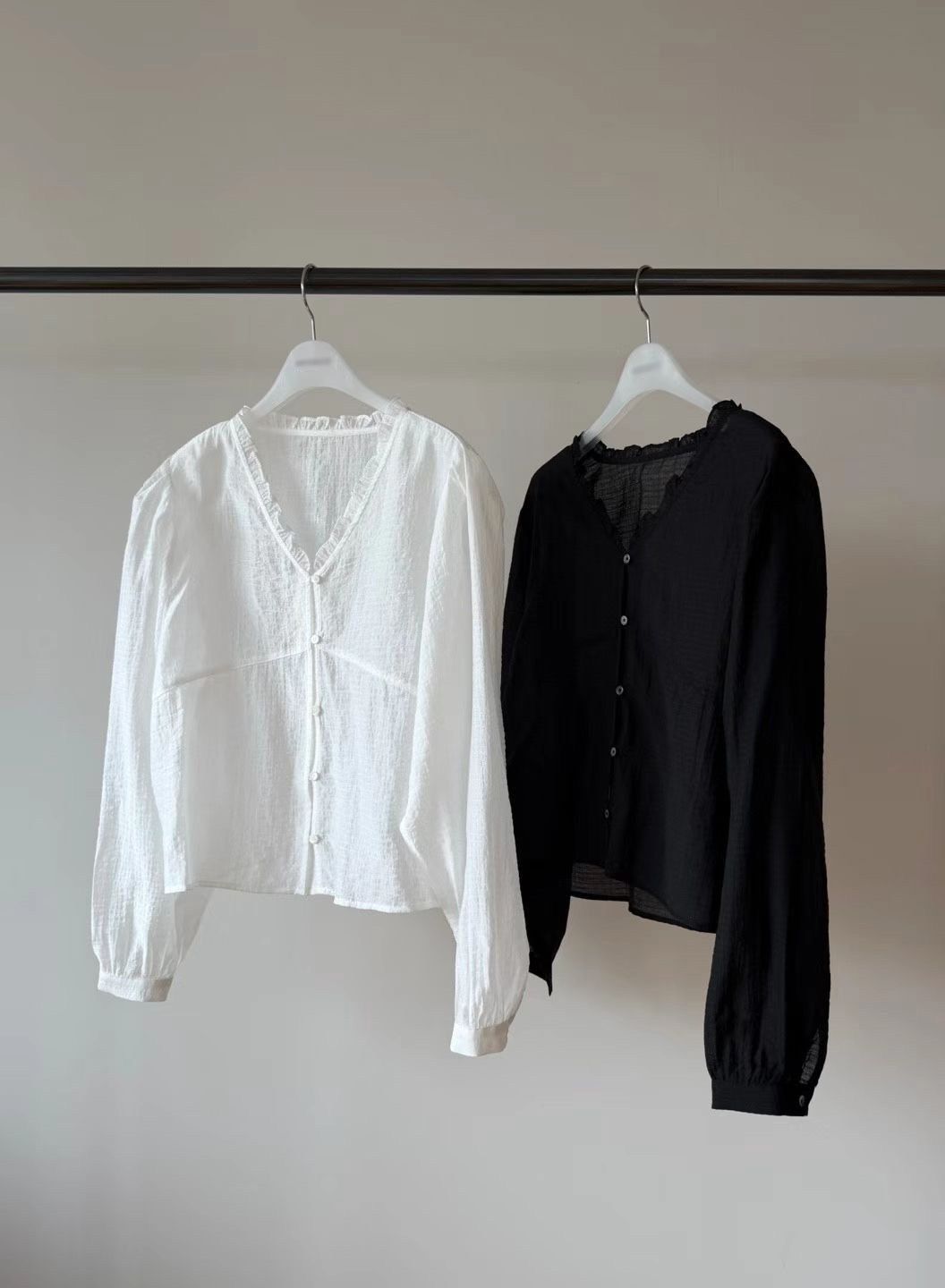 B30.瘦瘦歐膩小荷葉浪漫V領上衣