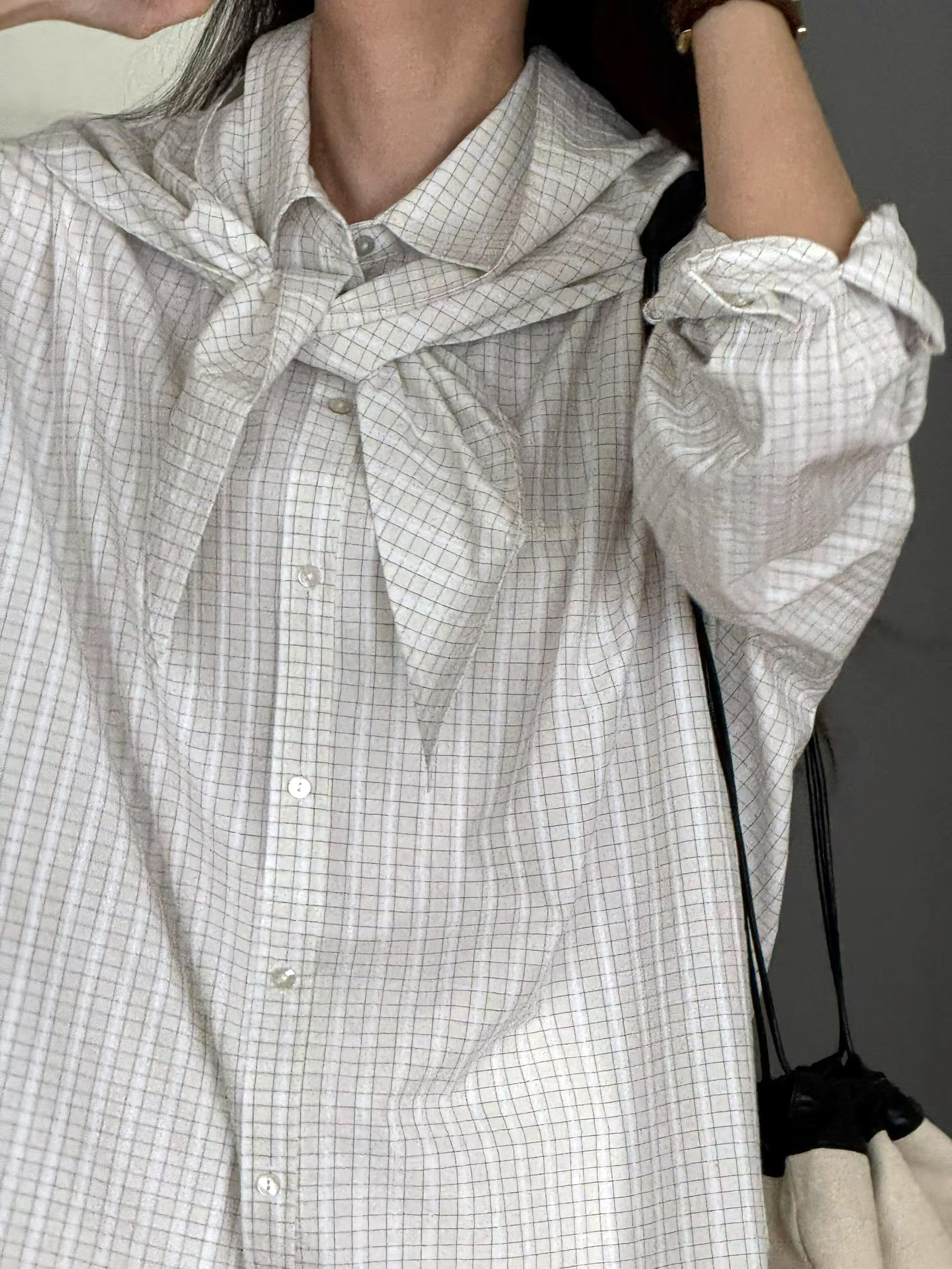 B05.造型可拆領巾小格襯衫