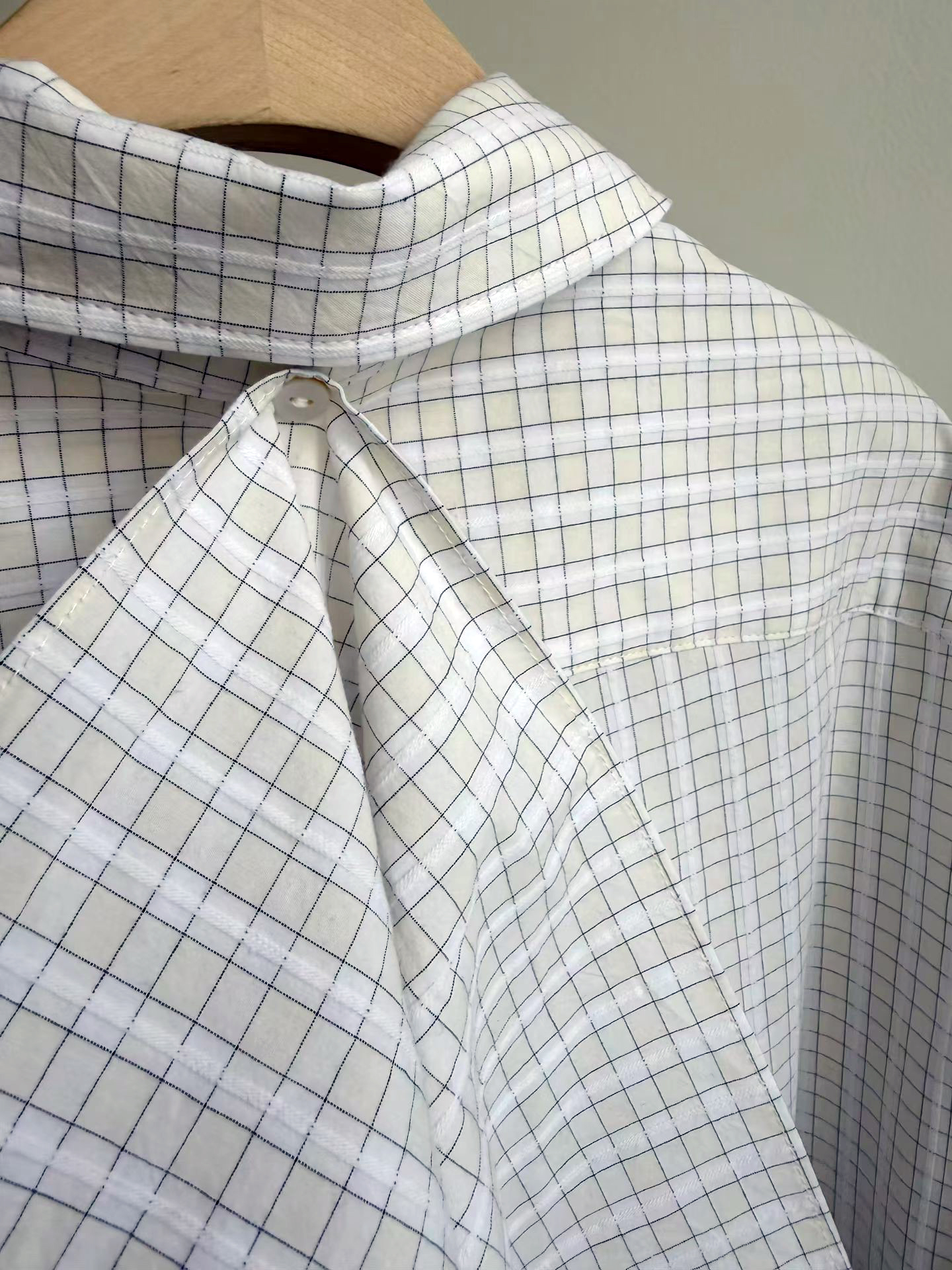 B05.造型可拆領巾小格襯衫