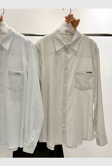 B15.質感家直條紋小繡字襯衫