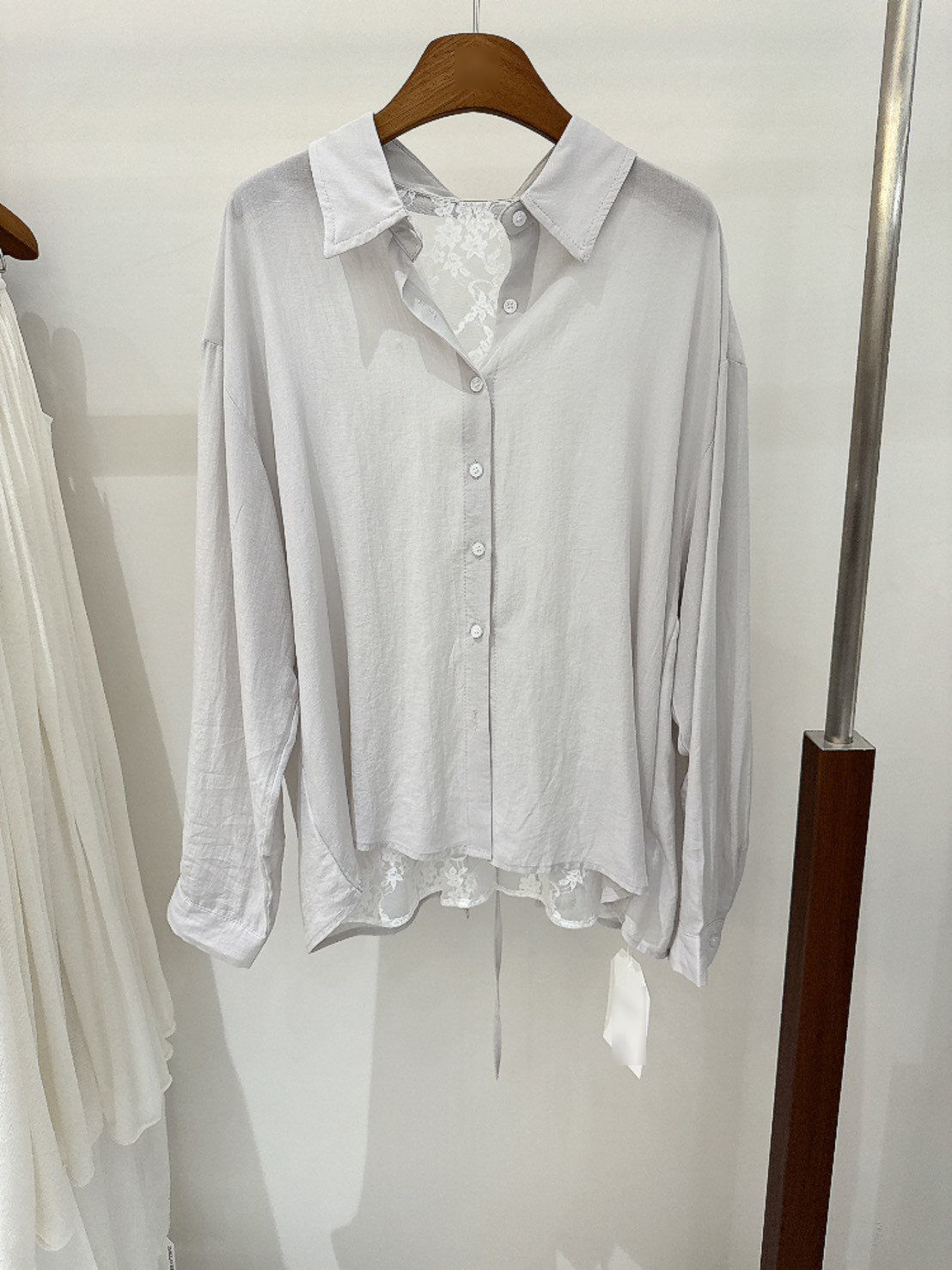 A13.美背蕾絲拼接天絲亞麻襯衫