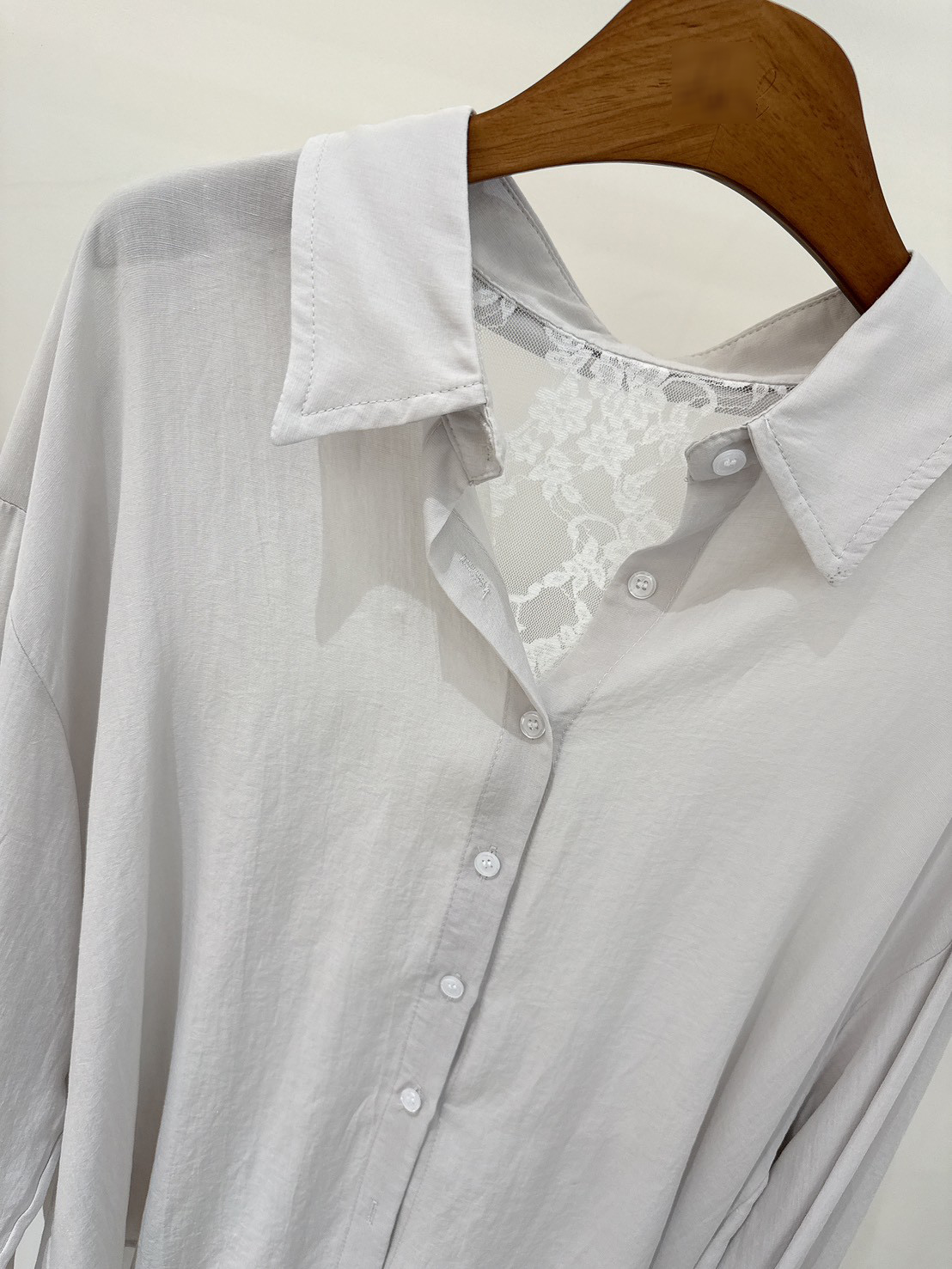 A13.美背蕾絲拼接天絲亞麻襯衫