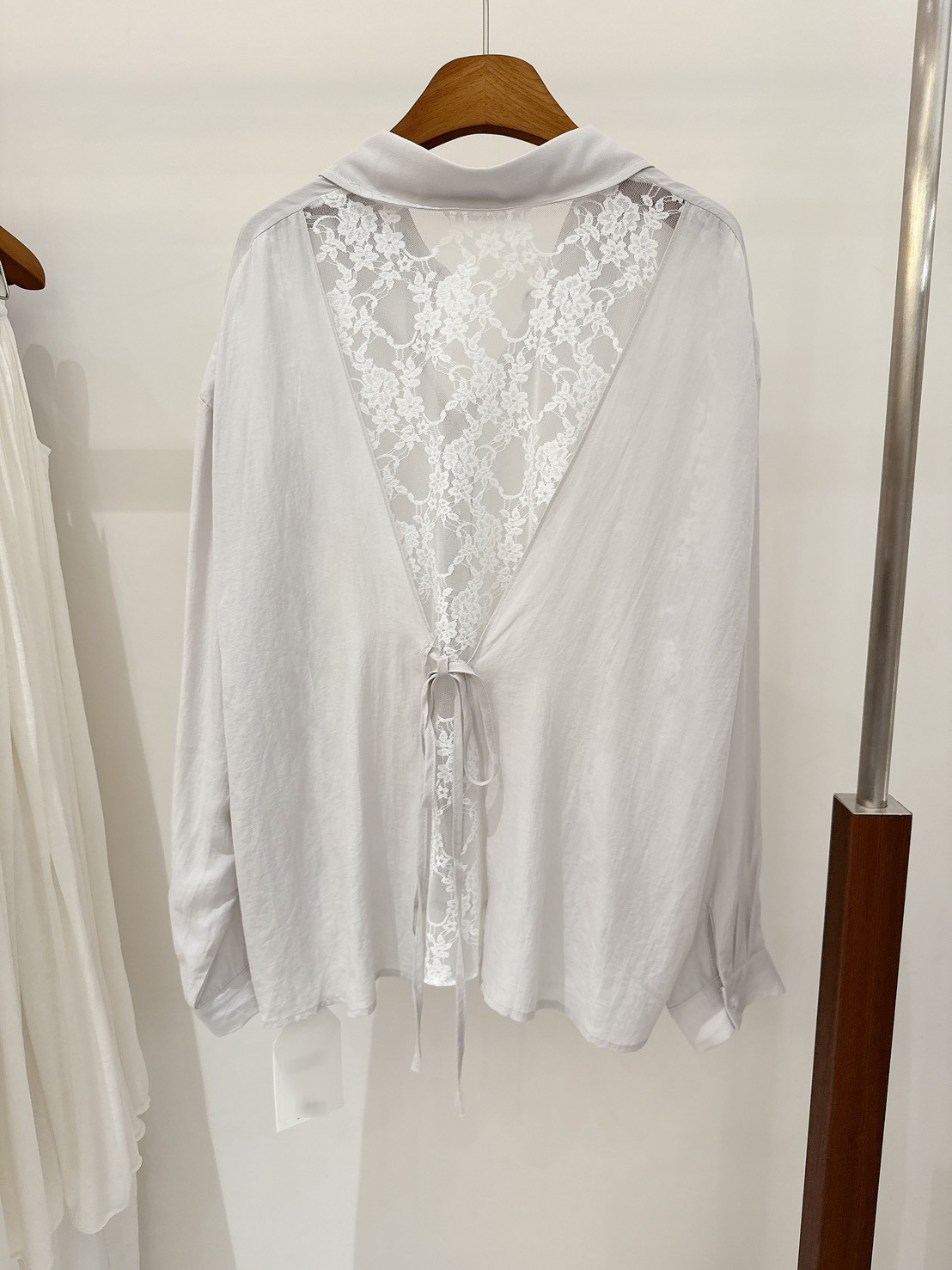 A13.美背蕾絲拼接天絲亞麻襯衫