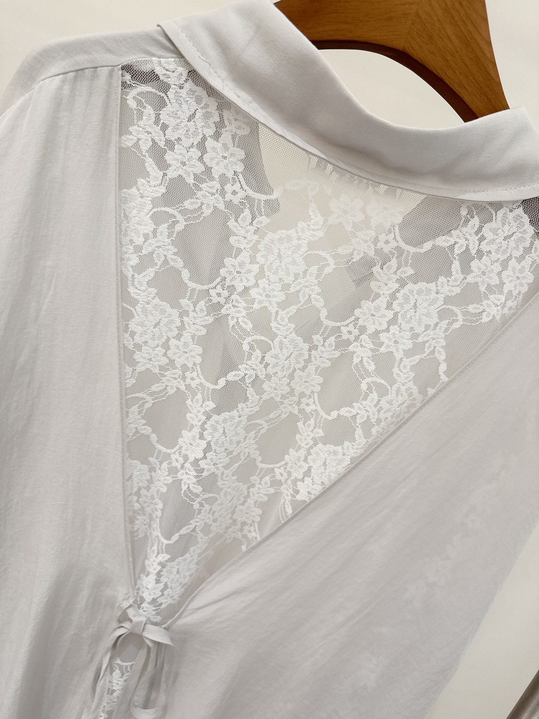 A13.美背蕾絲拼接天絲亞麻襯衫