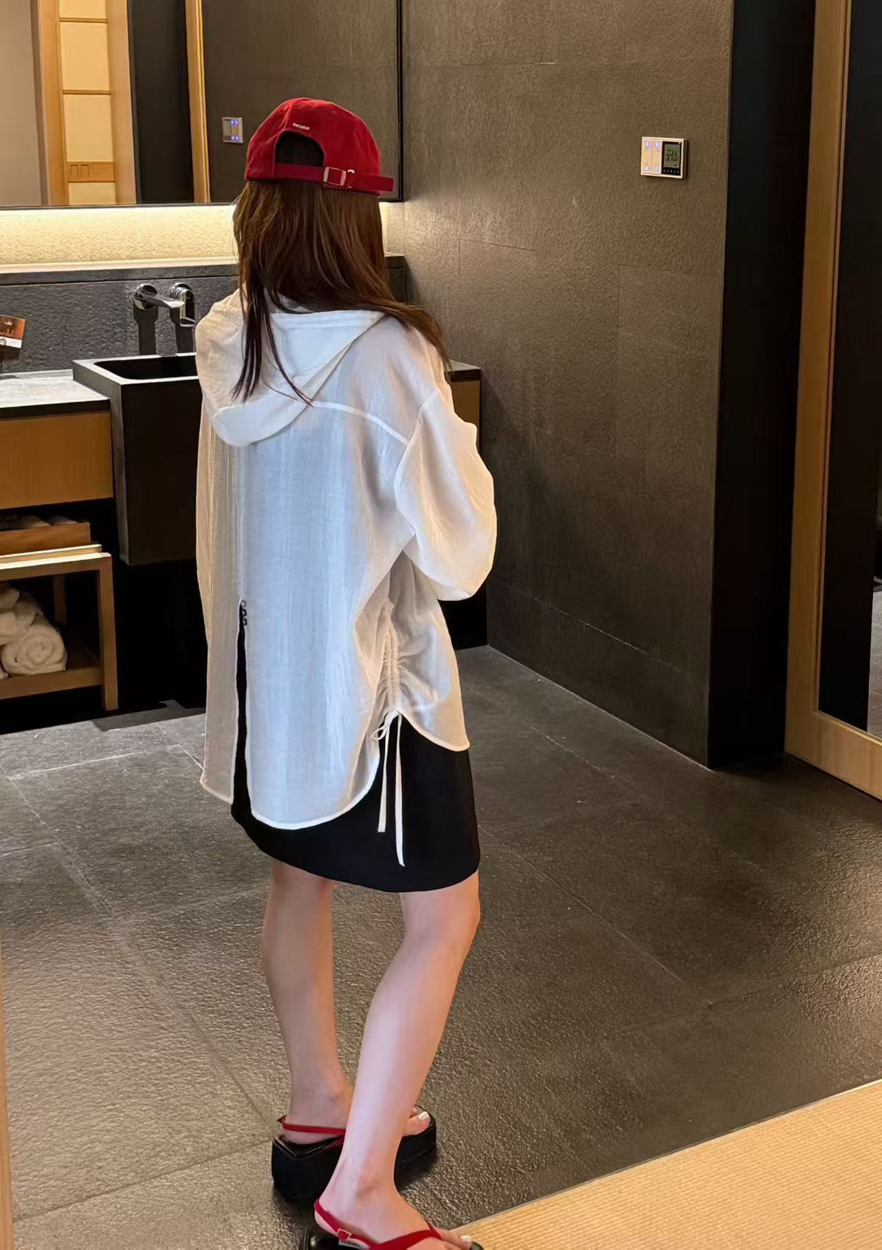 B38.連帽後開衩防曬外套