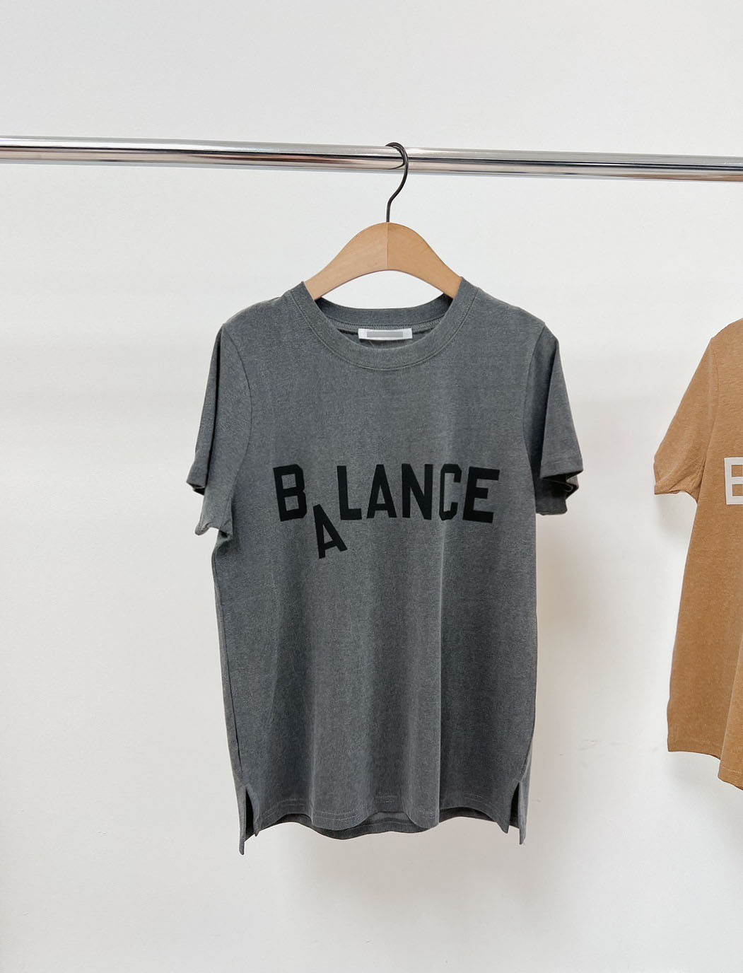 漂亮歐膩俏皮BALANCE印字TEE