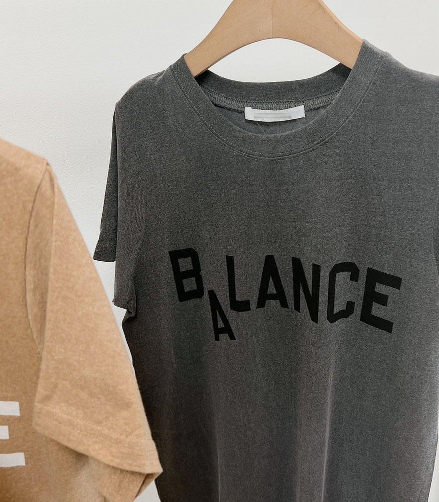 漂亮歐膩俏皮BALANCE印字TEE