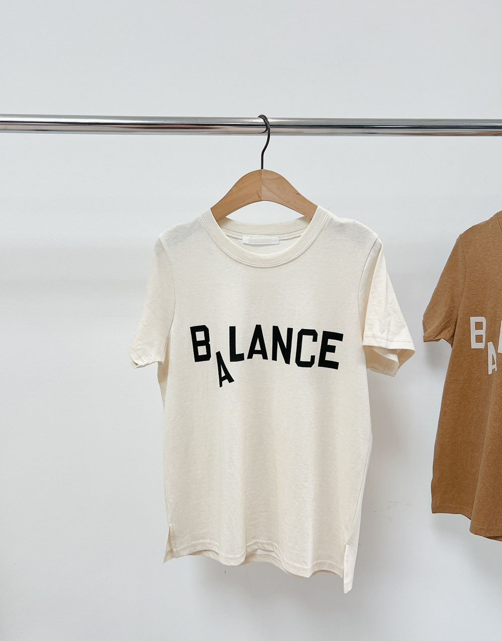 漂亮歐膩俏皮BALANCE印字TEE