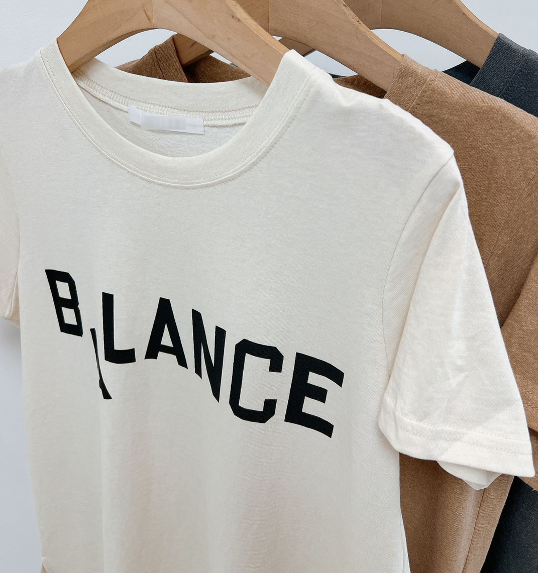 漂亮歐膩俏皮BALANCE印字TEE