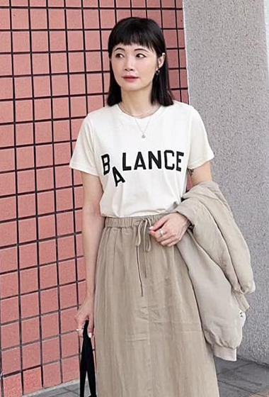 漂亮歐膩俏皮BALANCE印字TEE