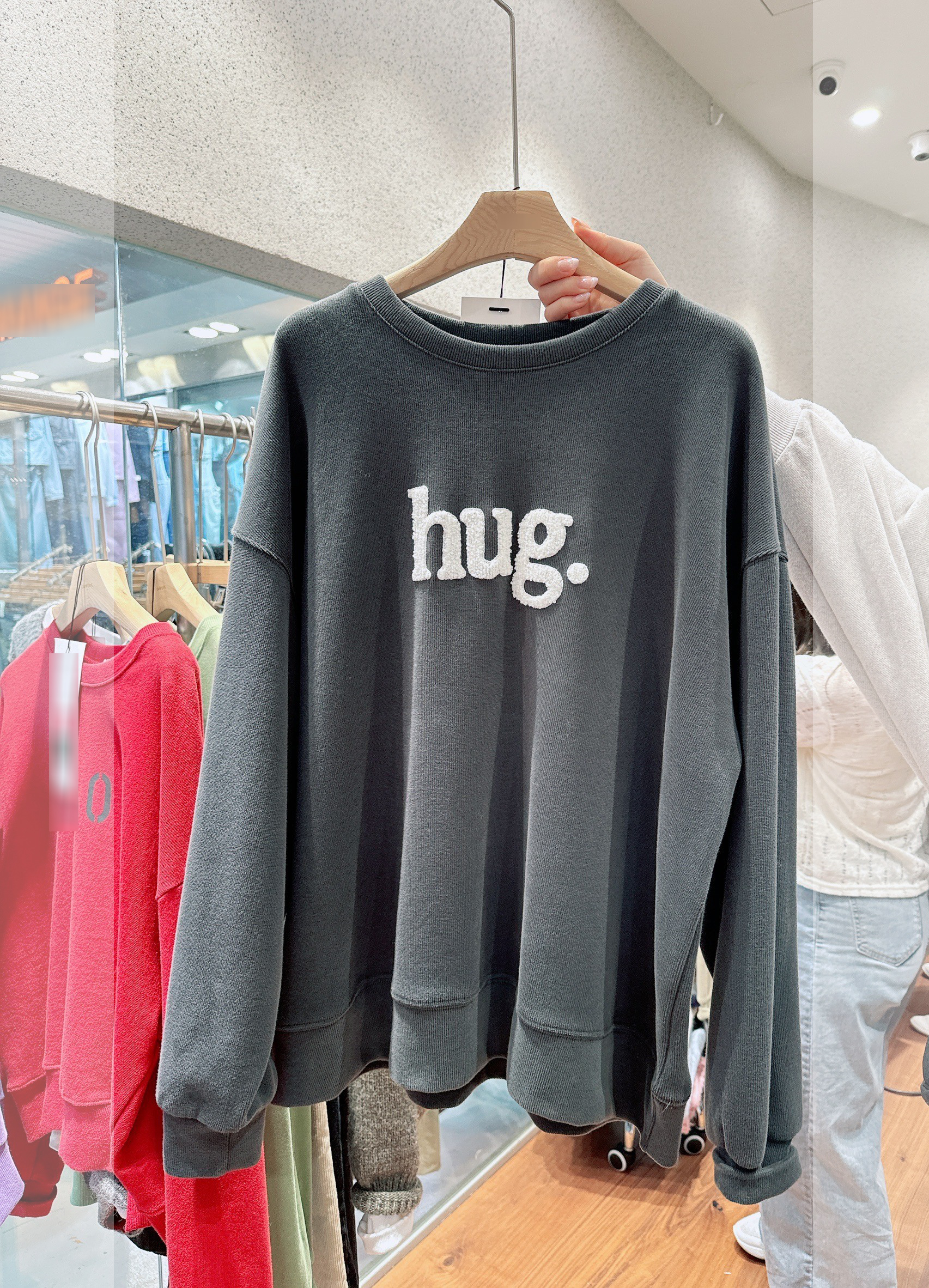 B02.hug立體毛毛字母大學TEE