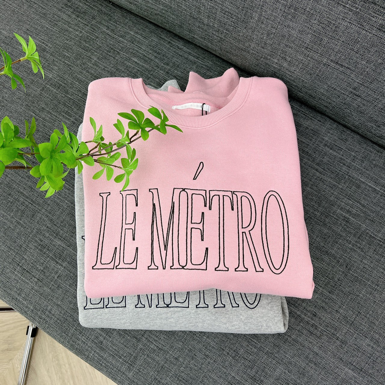 A23.漂亮歐膩刷毛刺繡LEMETRO大學TEE