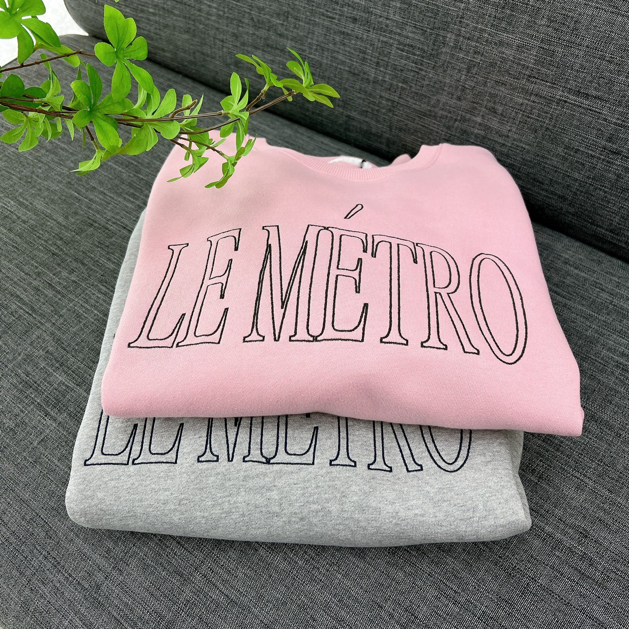 A23.漂亮歐膩刷毛刺繡LEMETRO大學TEE