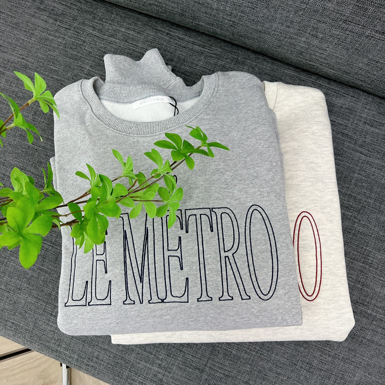 A23.漂亮歐膩刷毛刺繡LEMETRO大學TEE