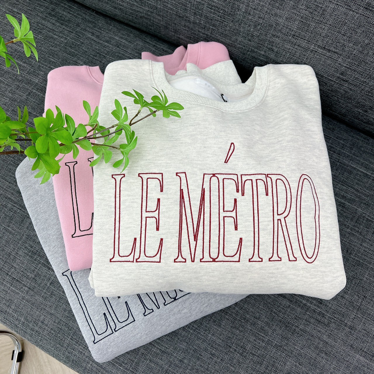 A23.漂亮歐膩刷毛刺繡LEMETRO大學TEE