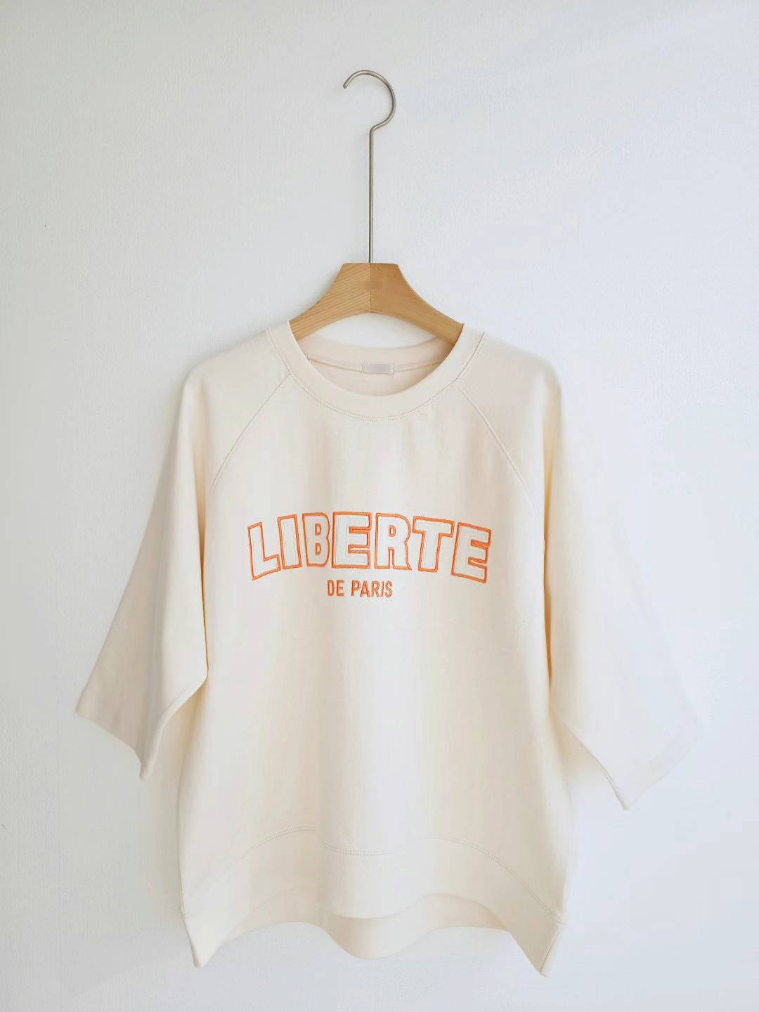 A01.刺繡拉克蘭LIBERTE大學TEE