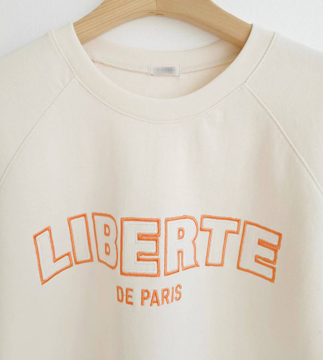 A01.刺繡拉克蘭LIBERTE大學TEE