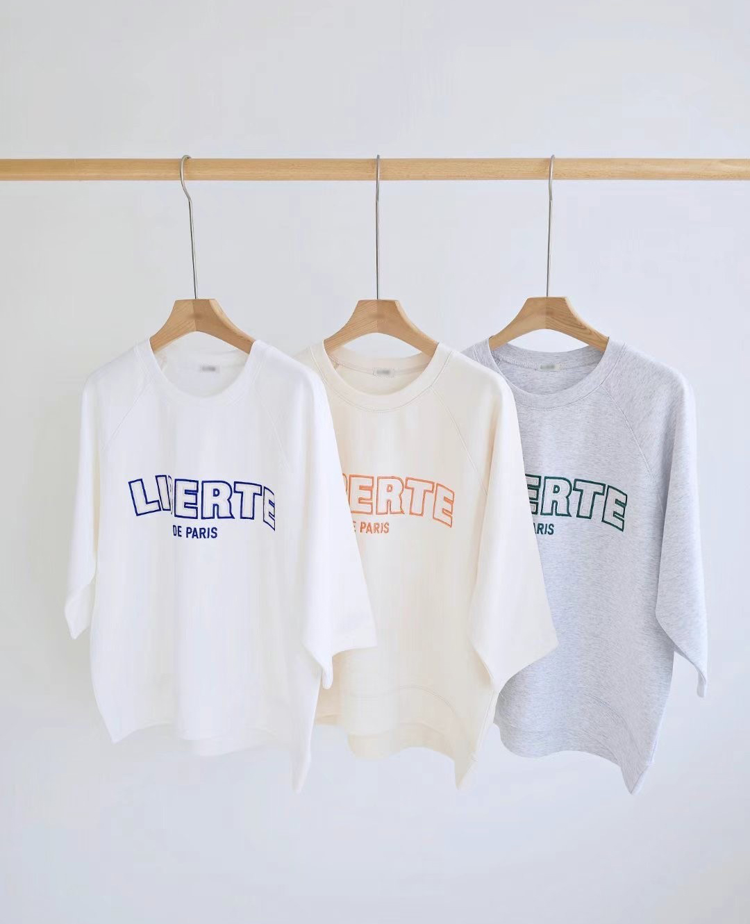 A01.刺繡拉克蘭LIBERTE大學TEE