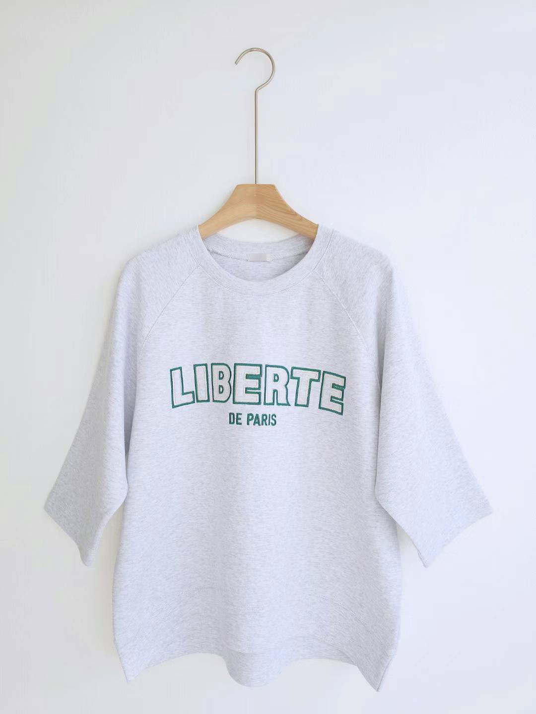 A01.刺繡拉克蘭LIBERTE大學TEE