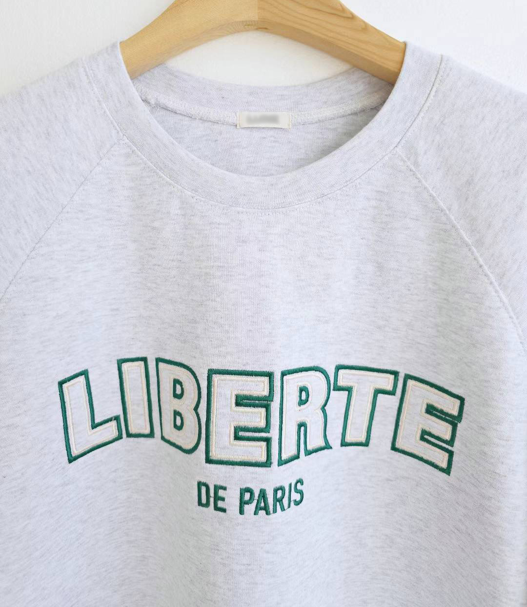 A01.刺繡拉克蘭LIBERTE大學TEE