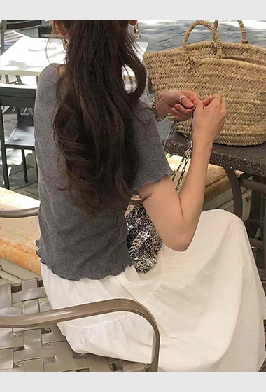 B121.顏值家下襬木耳捲邊TEE