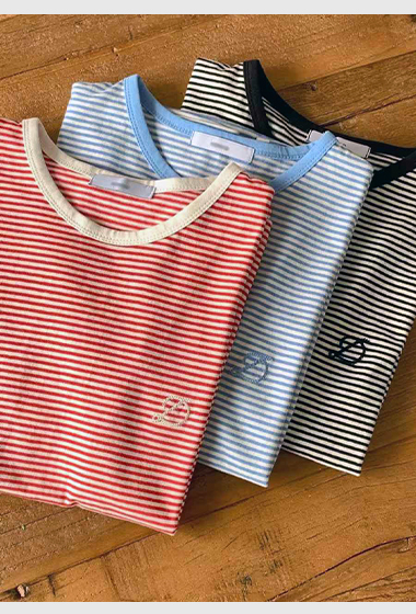 B10.撞色滾邊小D刺繡條紋TEE