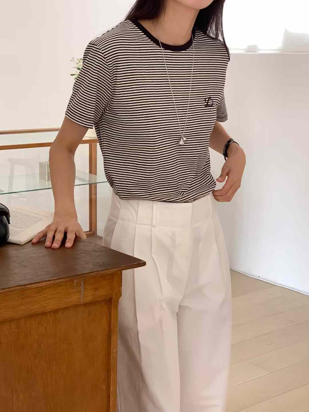 B10.撞色滾邊小D刺繡條紋TEE