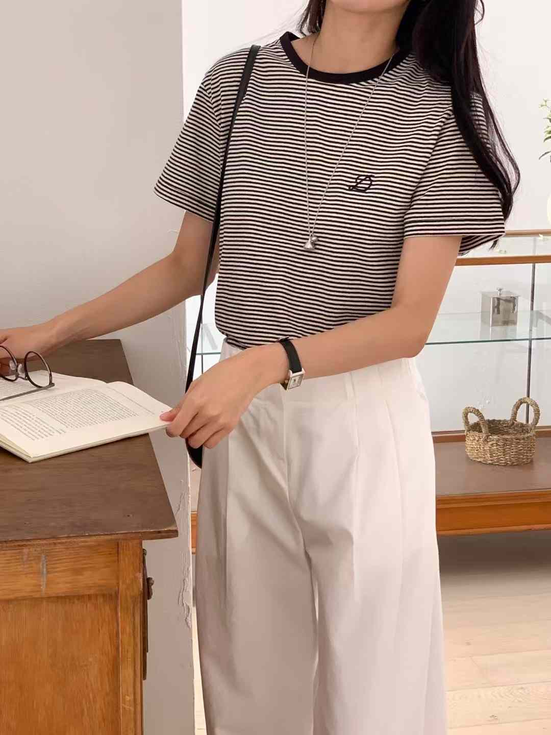 B10.撞色滾邊小D刺繡條紋TEE