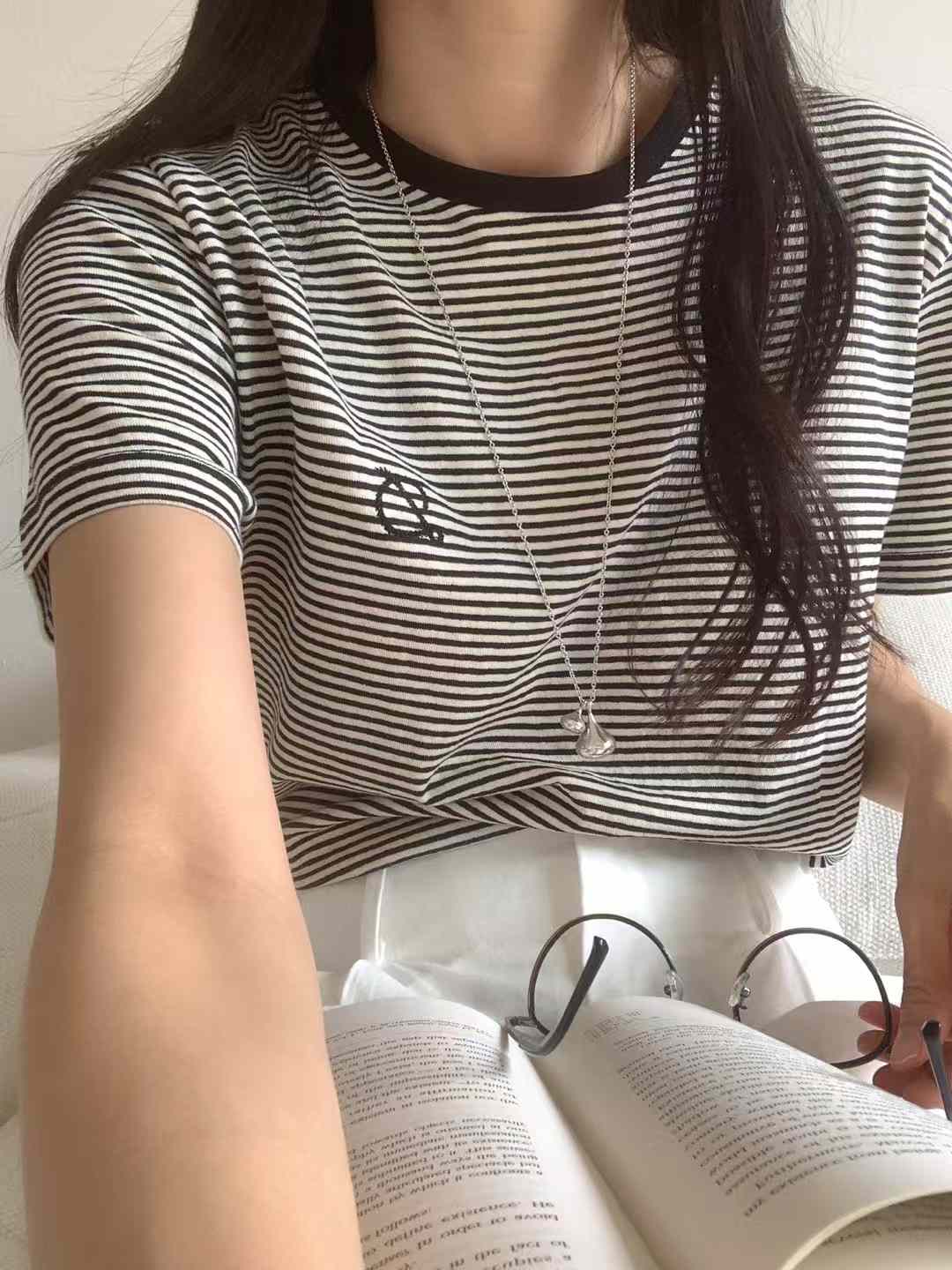 B10.撞色滾邊小D刺繡條紋TEE