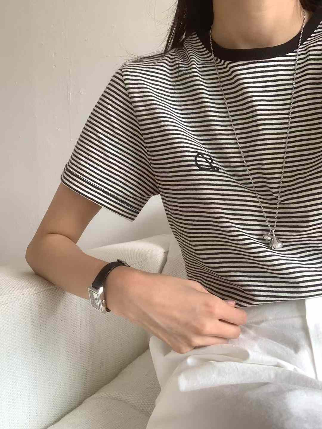 B10.撞色滾邊小D刺繡條紋TEE