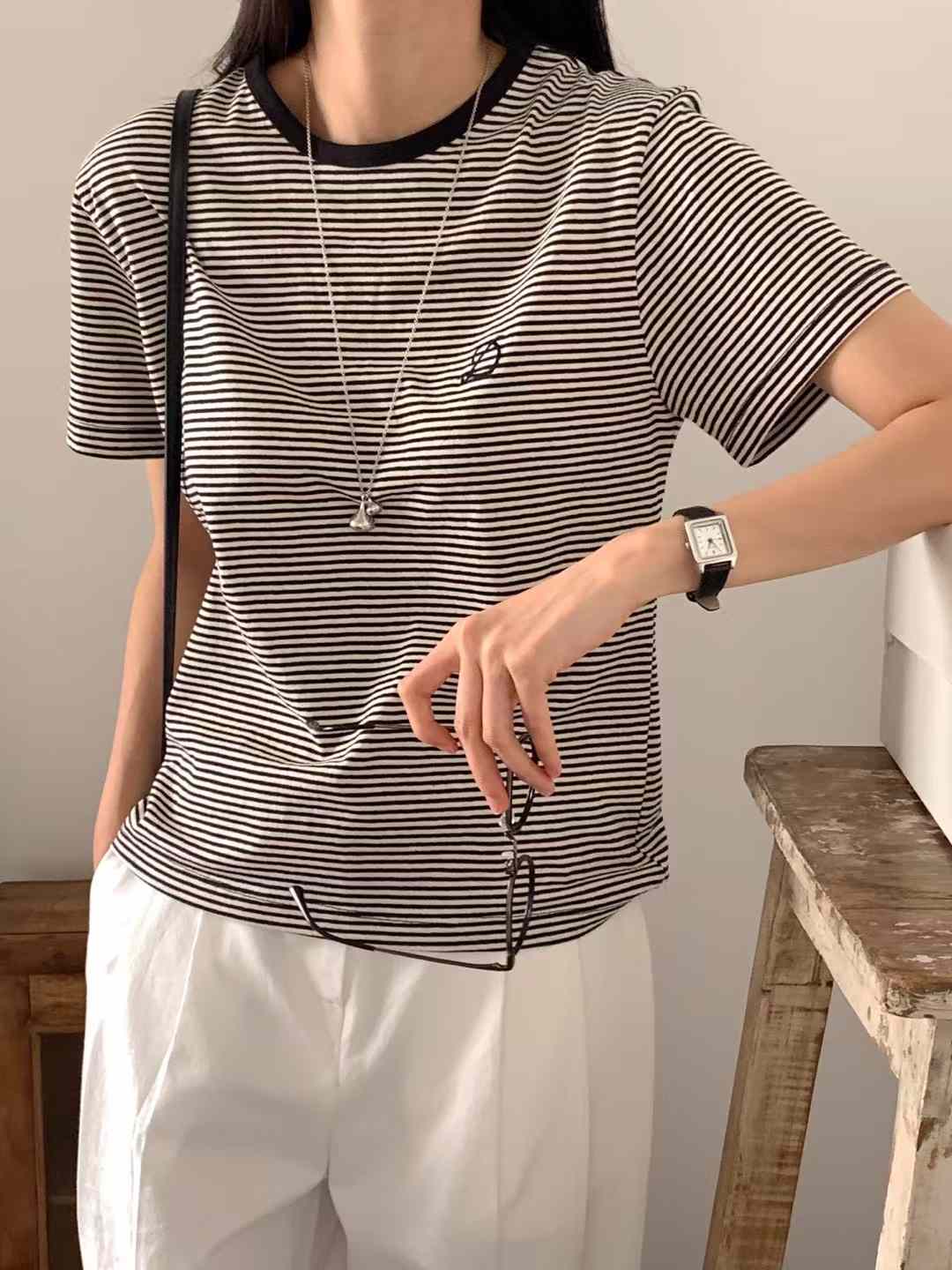 B10.撞色滾邊小D刺繡條紋TEE