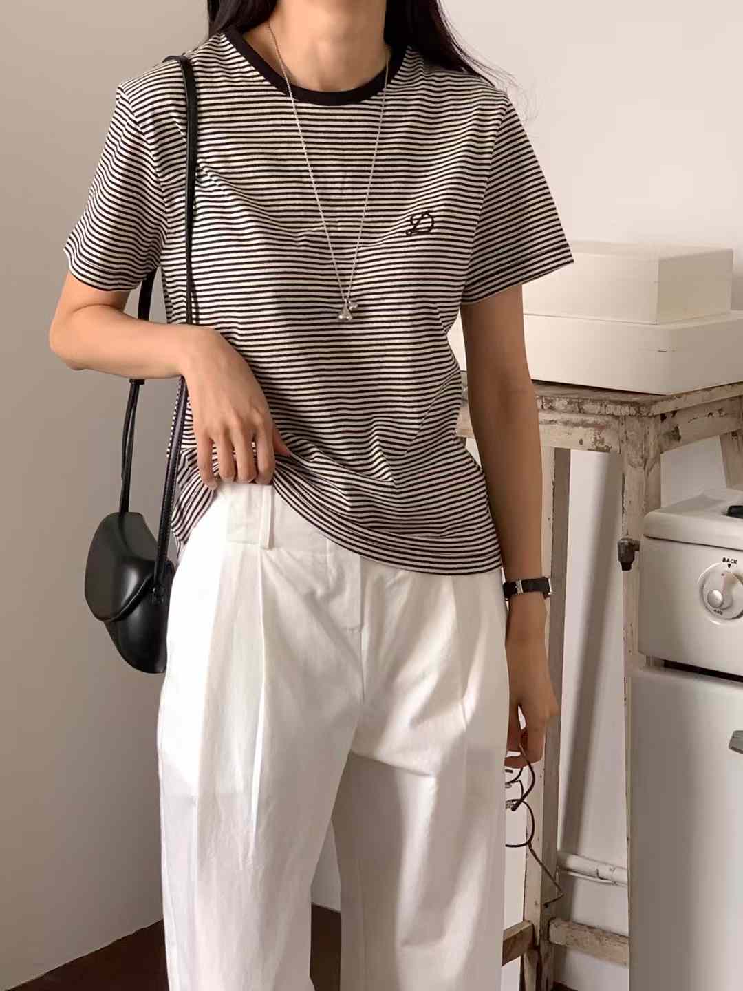 B10.撞色滾邊小D刺繡條紋TEE