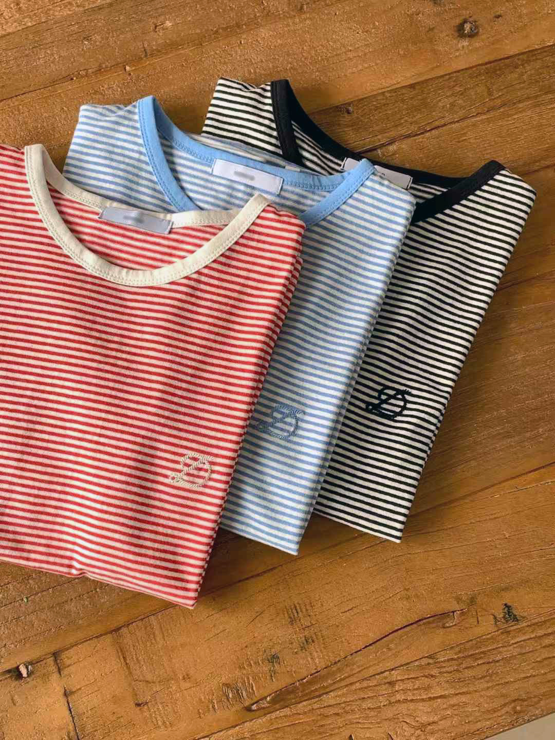 B10.撞色滾邊小D刺繡條紋TEE