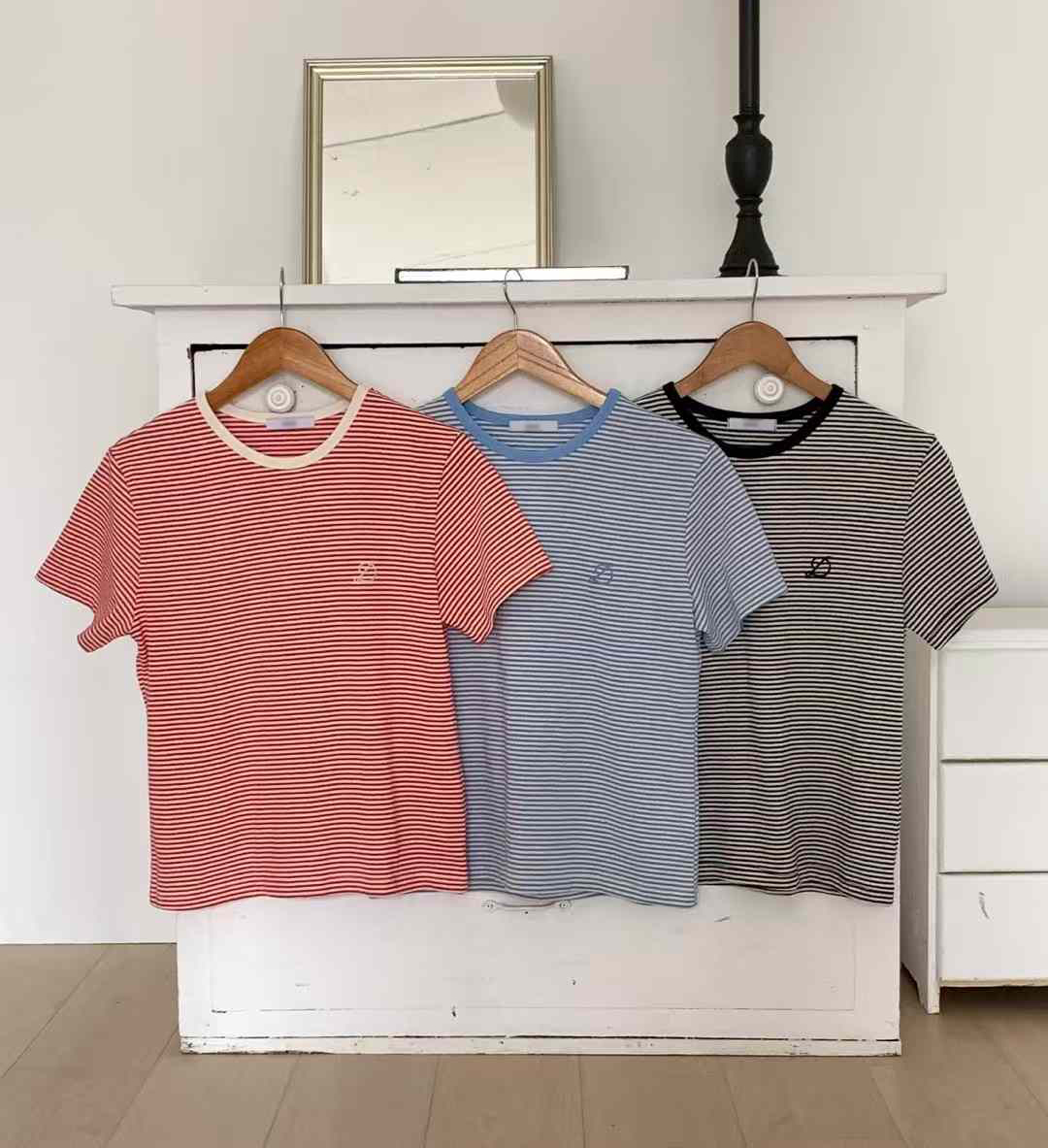 B10.撞色滾邊小D刺繡條紋TEE