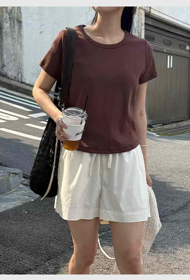 A43.瘦瘦歐膩女孩素面TEE