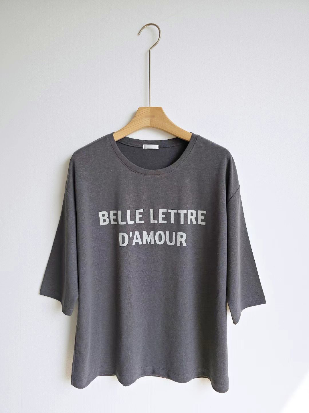 B13.涼夏舒適七分袖字母TEE