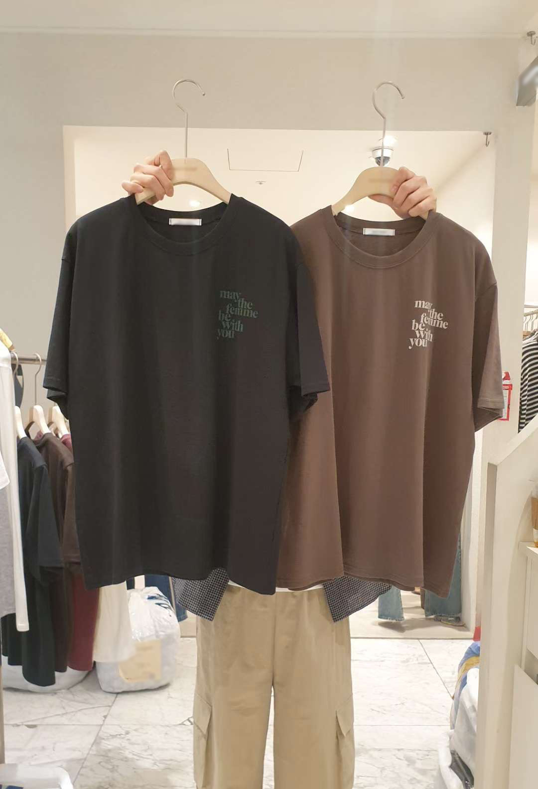 A52.小臉歐膩印字小標語TEE