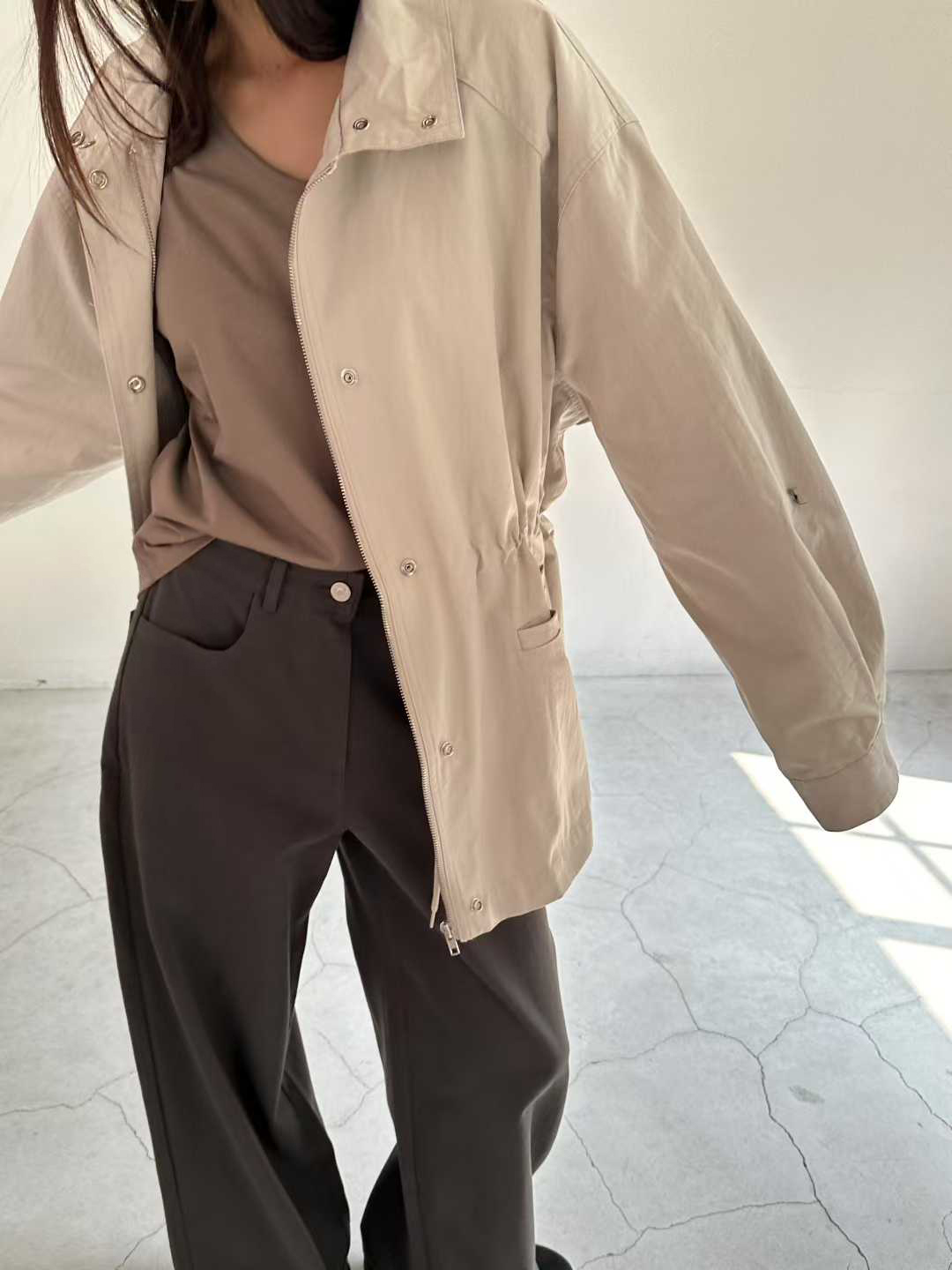 A03.細膩滾邊V領素TEE