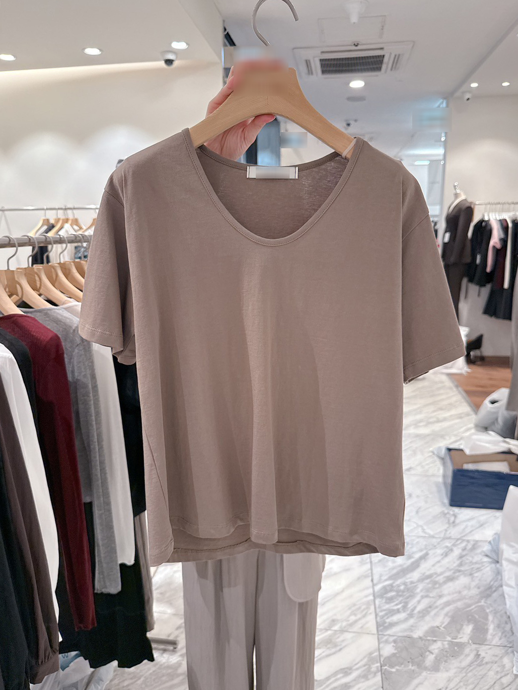 A03.細膩滾邊V領素TEE
